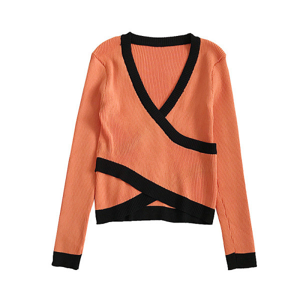 Praegune spitsikaelusega ja pikkade varrukatega naiste pluus kolmes värvitoonis