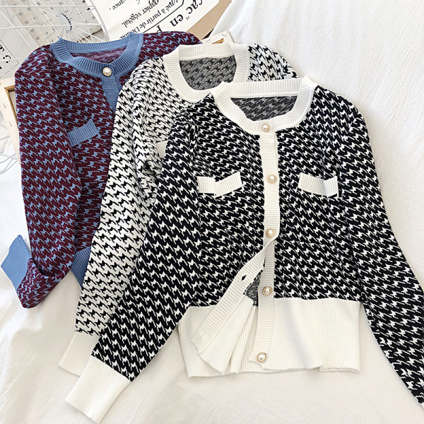 Стилна жилетка в три цвята и джобове