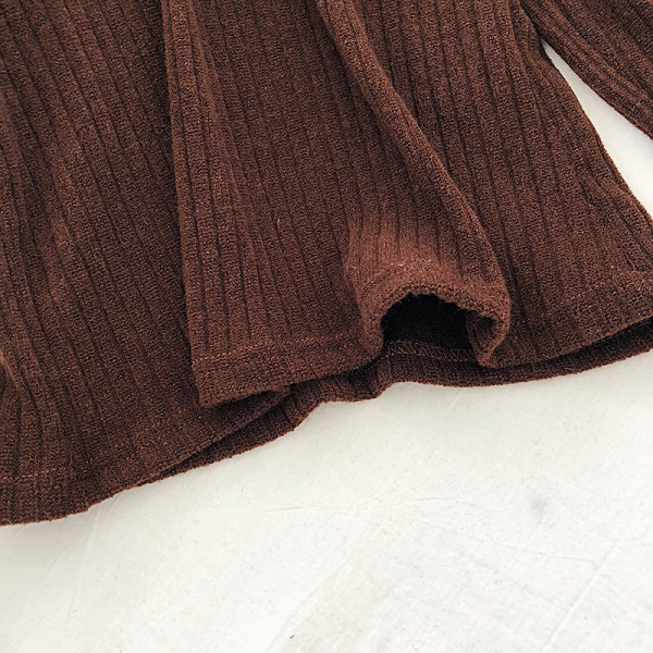 Moodne naiste musta, pruuni ja beeži pluus ovaalse kaelusega