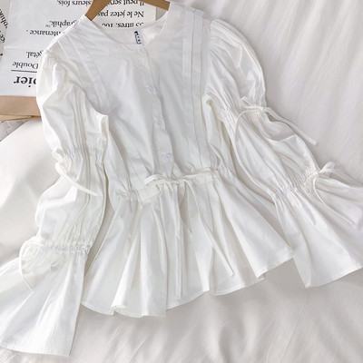 Modern női blúz nyakkendőkkel és gombokkal