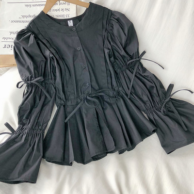 Modern női blúz nyakkendőkkel és gombokkal