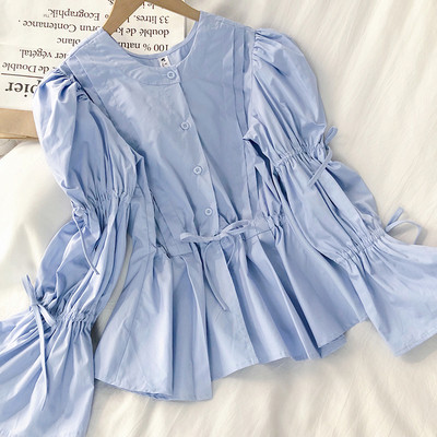 Modern női blúz nyakkendőkkel és gombokkal