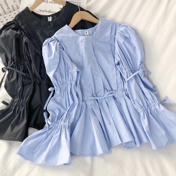 Modern női blúz nyakkendőkkel és gombokkal