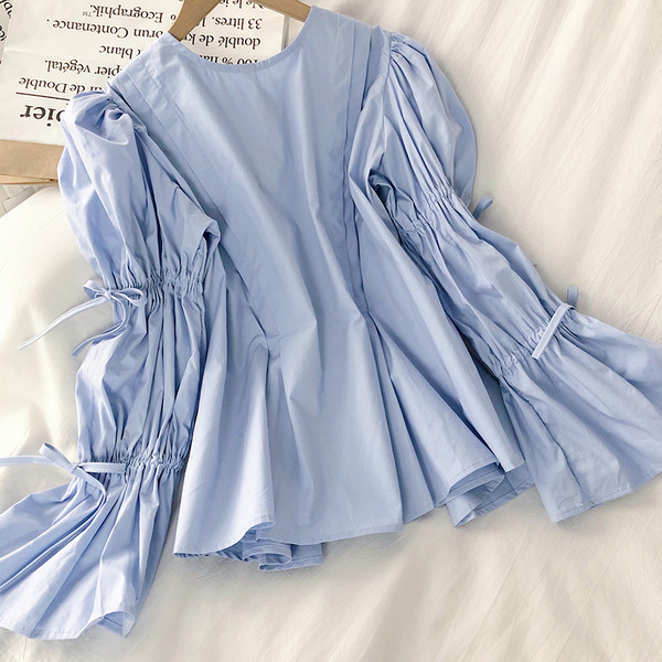 Modern női blúz nyakkendőkkel és gombokkal