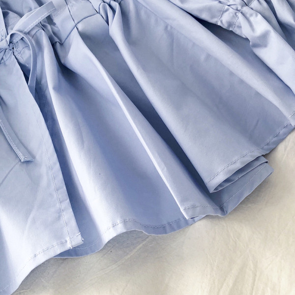 Modern női blúz nyakkendőkkel és gombokkal