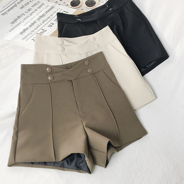 Ženske moderne kratke hlače s visokim strukom i gumbima