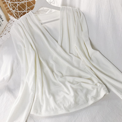 Modern női blúz spitz nyakkivágással és hosszú ujjal