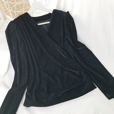 Modern női blúz spitz nyakkivágással és hosszú ujjal