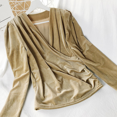 Modern női blúz spitz nyakkivágással és hosszú ujjal