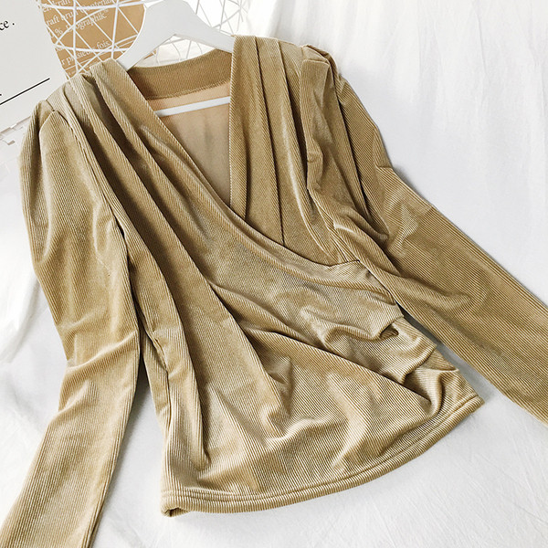 Modern női blúz spitz nyakkivágással és hosszú ujjal