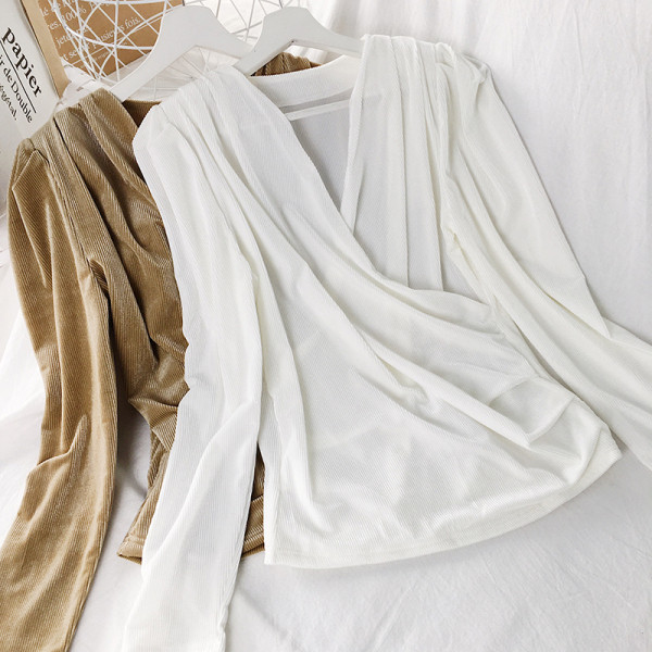 Modern női blúz spitz nyakkivágással és hosszú ujjal