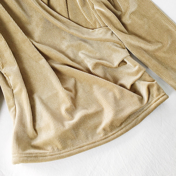 Modern női blúz spitz nyakkivágással és hosszú ujjal