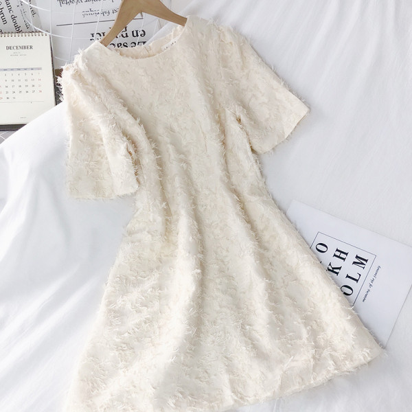 Női aktuális rövid ruha rövid ujjal és ovális nyakkivágással