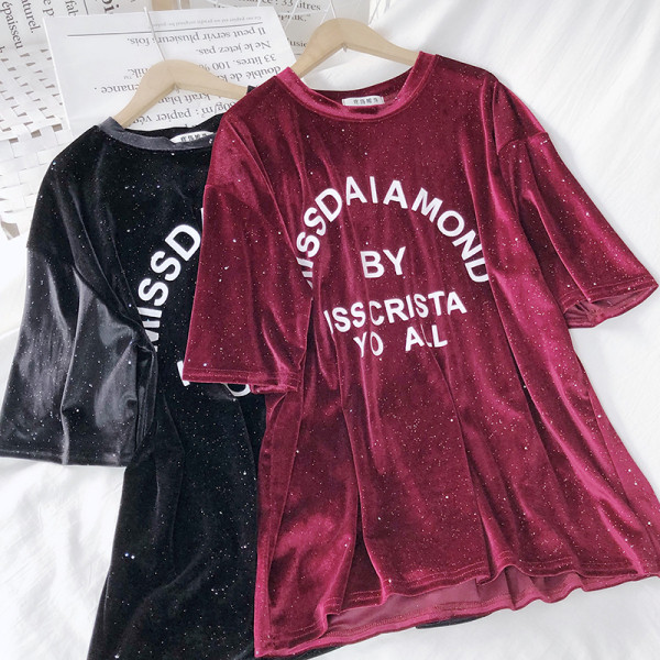 Női aktuális hosszú blúz, rövid ujjú feliratokkal