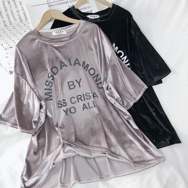 Női aktuális hosszú blúz, rövid ujjú feliratokkal