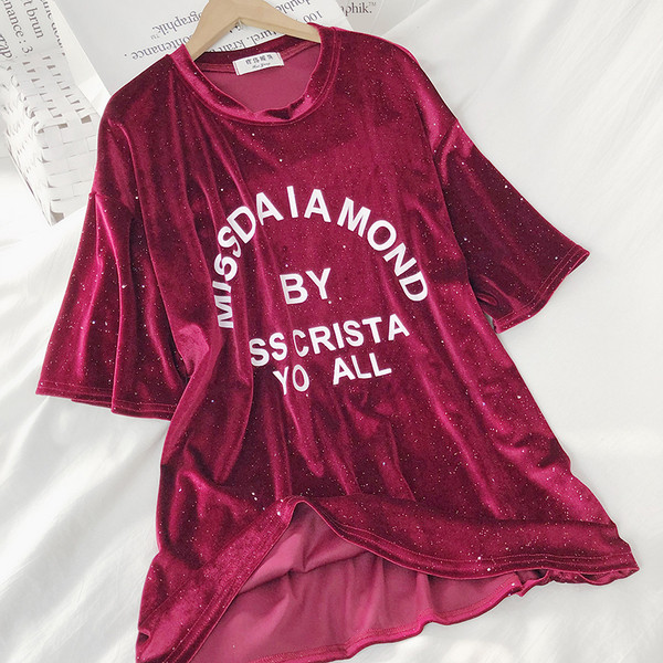 Női aktuális hosszú blúz, rövid ujjú feliratokkal