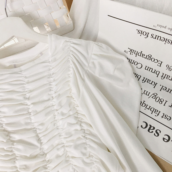 Μοντέρνα γυναικεία μπλούζα με οβάλ λαιμόκοψη και μακριά μανίκια