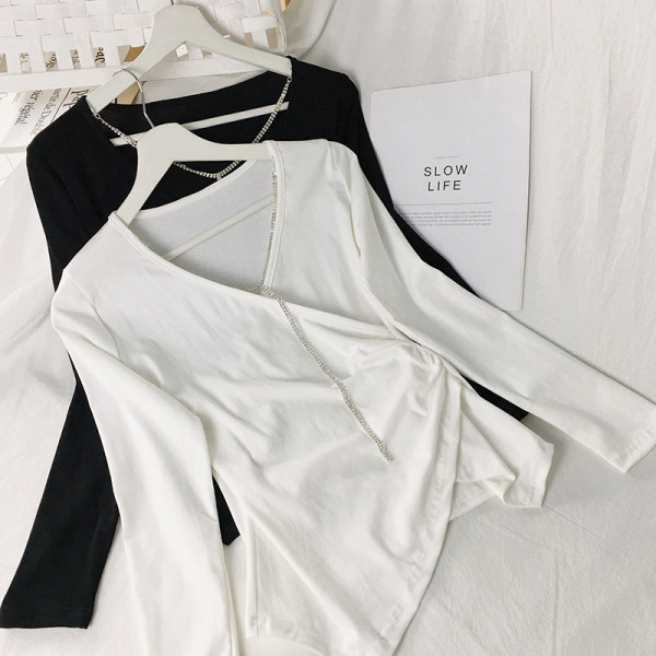 Γυναικεία casual μπλούζα με λαιμόκοψη και μεταλλικό στοιχείο