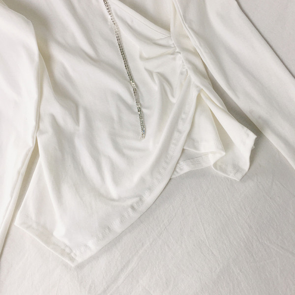 Γυναικεία casual μπλούζα με λαιμόκοψη και μεταλλικό στοιχείο