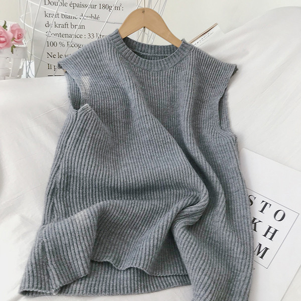 Široki model ženske zimske majice bez rukava s ovalnim izrezom