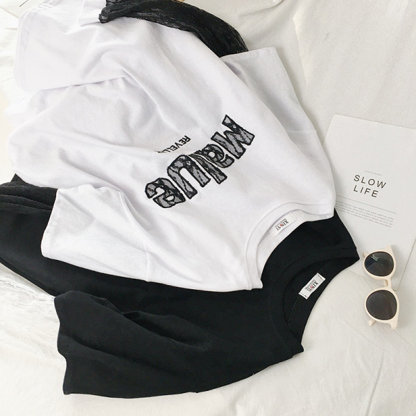 Ženska ležerna bluza s ovalnim izrezom i natpisima