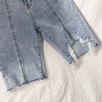 Γυναικεία παντελόνια denim 3/4 μήκους με σχισμένα μοτίβα