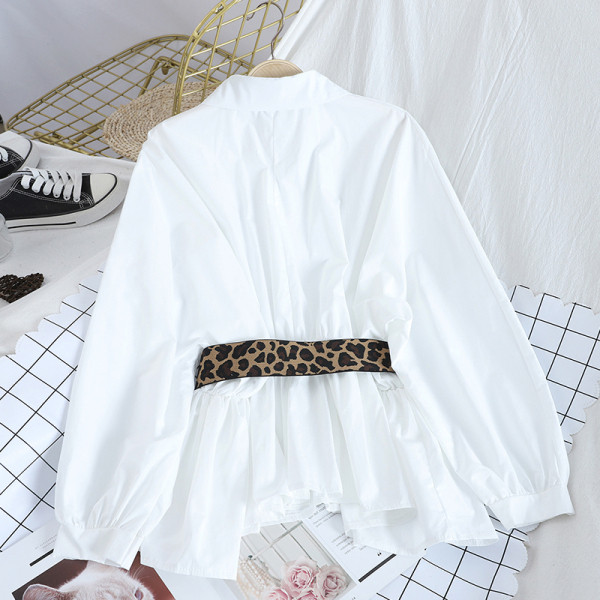 Modern női ing derekán övvel és klasszikus gallérral