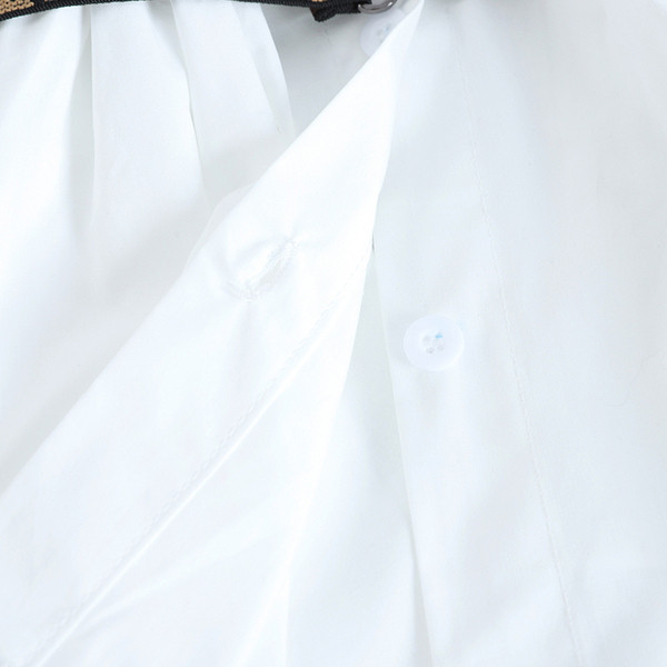 Modern női ing derekán övvel és klasszikus gallérral