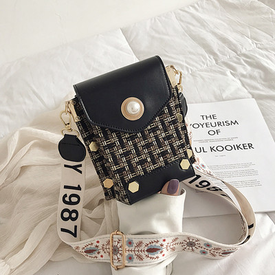 Малка дамска чанта с метални елементи, перла и широка дръжка за рамо