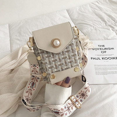 Малка дамска чанта с метални елементи, перла и широка дръжка за рамо