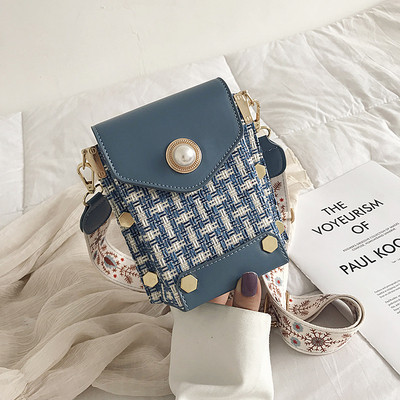 Малка дамска чанта с метални елементи, перла и широка дръжка за рамо