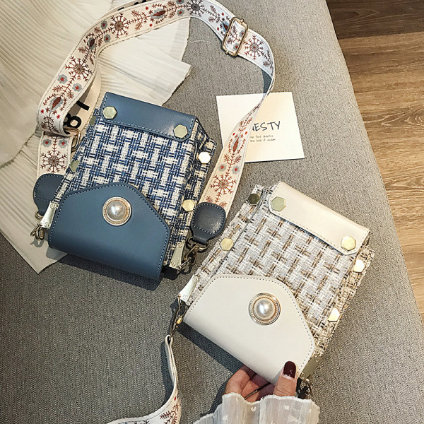 Малка дамска чанта с метални елементи, перла и широка дръжка за рамо 