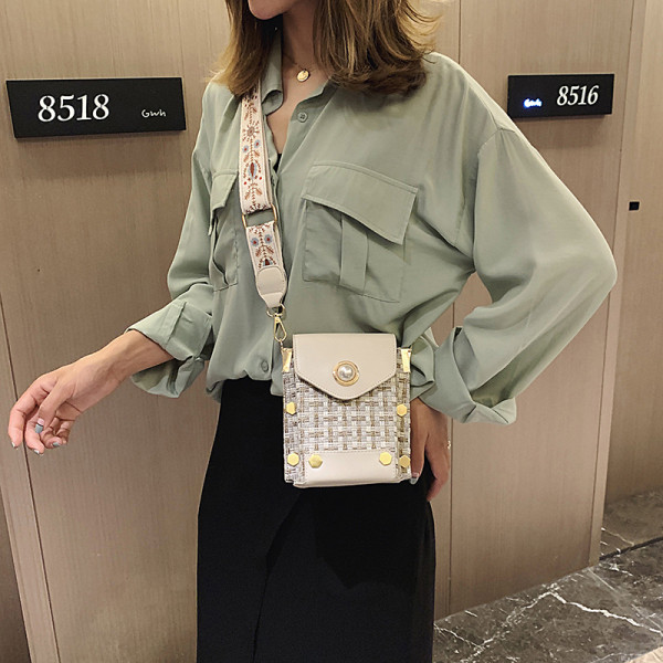 Малка дамска чанта с метални елементи, перла и широка дръжка за рамо 