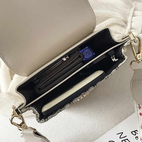 Малка дамска чанта с метални елементи, перла и широка дръжка за рамо 