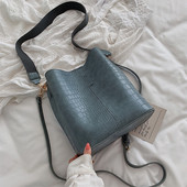 Női bőr táska hosszú váll fogantyúkkal