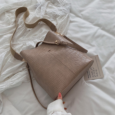 Női bőr táska hosszú váll fogantyúkkal