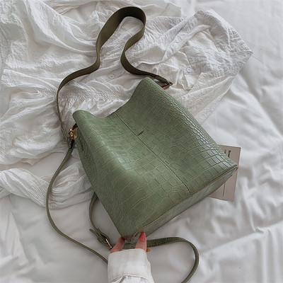 Női bőr táska hosszú váll fogantyúkkal