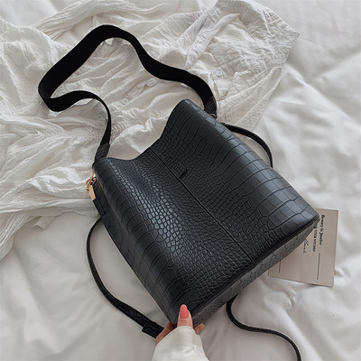 Női bőr táska hosszú váll fogantyúkkal