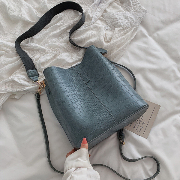 Női bőr táska hosszú váll fogantyúkkal