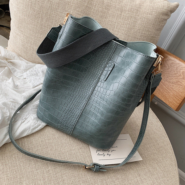 Női bőr táska hosszú váll fogantyúkkal