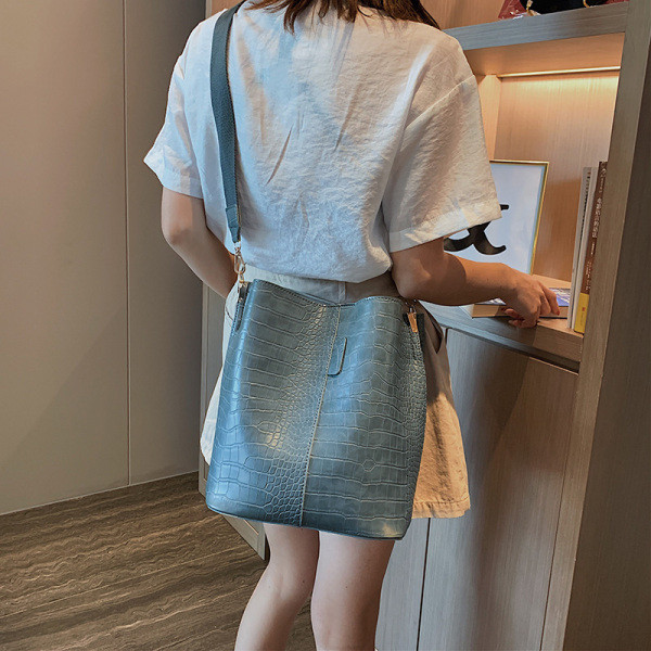 Női bőr táska hosszú váll fogantyúkkal