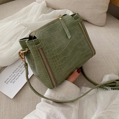 Модерна дамска кожена чанта с ципове