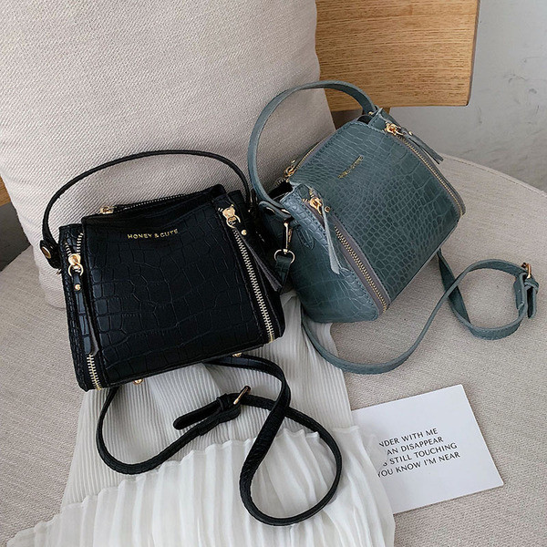 Модерна дамска кожена чанта с ципове 