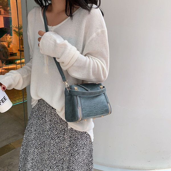 Модерна дамска кожена чанта с ципове 