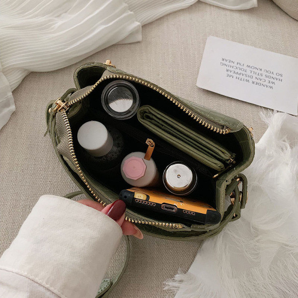 Модерна дамска кожена чанта с ципове 