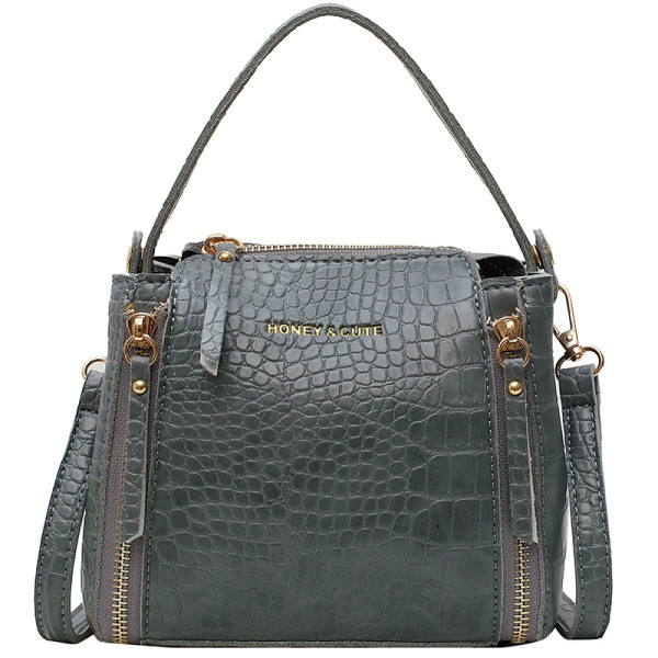 Модерна дамска кожена чанта с ципове 