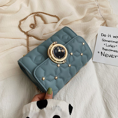 Moderna ženska torba s dugim lancima za rame i metalnim elementima - zvjezdicama