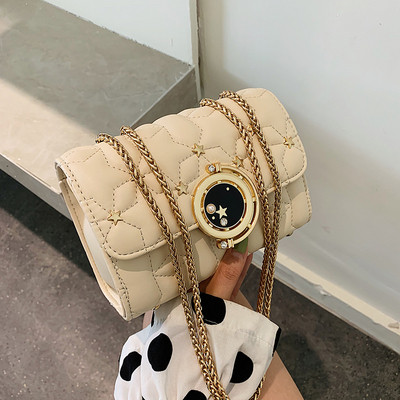 Moderna ženska torba s dugim lancima za rame i metalnim elementima - zvjezdicama