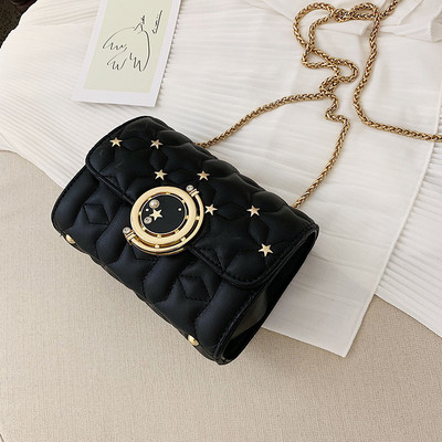 Moderna ženska torba s dugim lancima za rame i metalnim elementima - zvjezdicama