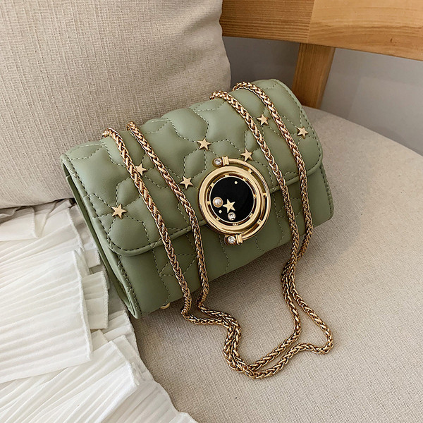 Moderna ženska torba s dugim lancima za rame i metalnim elementima - zvjezdicama